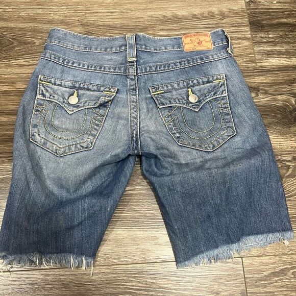 True Religion Riley Denim Jean Knee Shorts Raw Hem Distressing Button Fly Sz 26 - Picture 3 of 6
